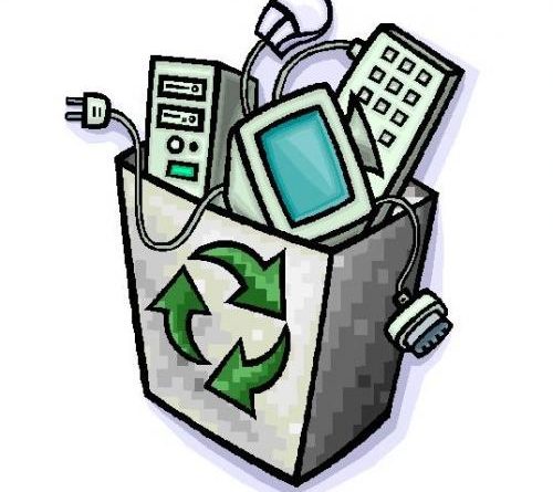 Cestino con rifiuti elettronici da riciclare