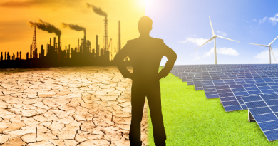 Operaio diviso tra un mondo inquinato da energie fossili e un mondo pulito con energia solare