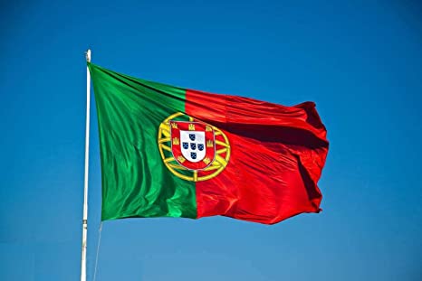 Bandiera del Portogallo su cielo limpido dovuto all'assenza di inquinamento dal cabone